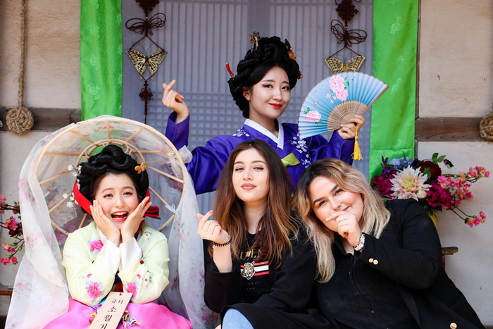 Experiencing Korean Culture; Students Day Trip to Yongin Korean Folk Village